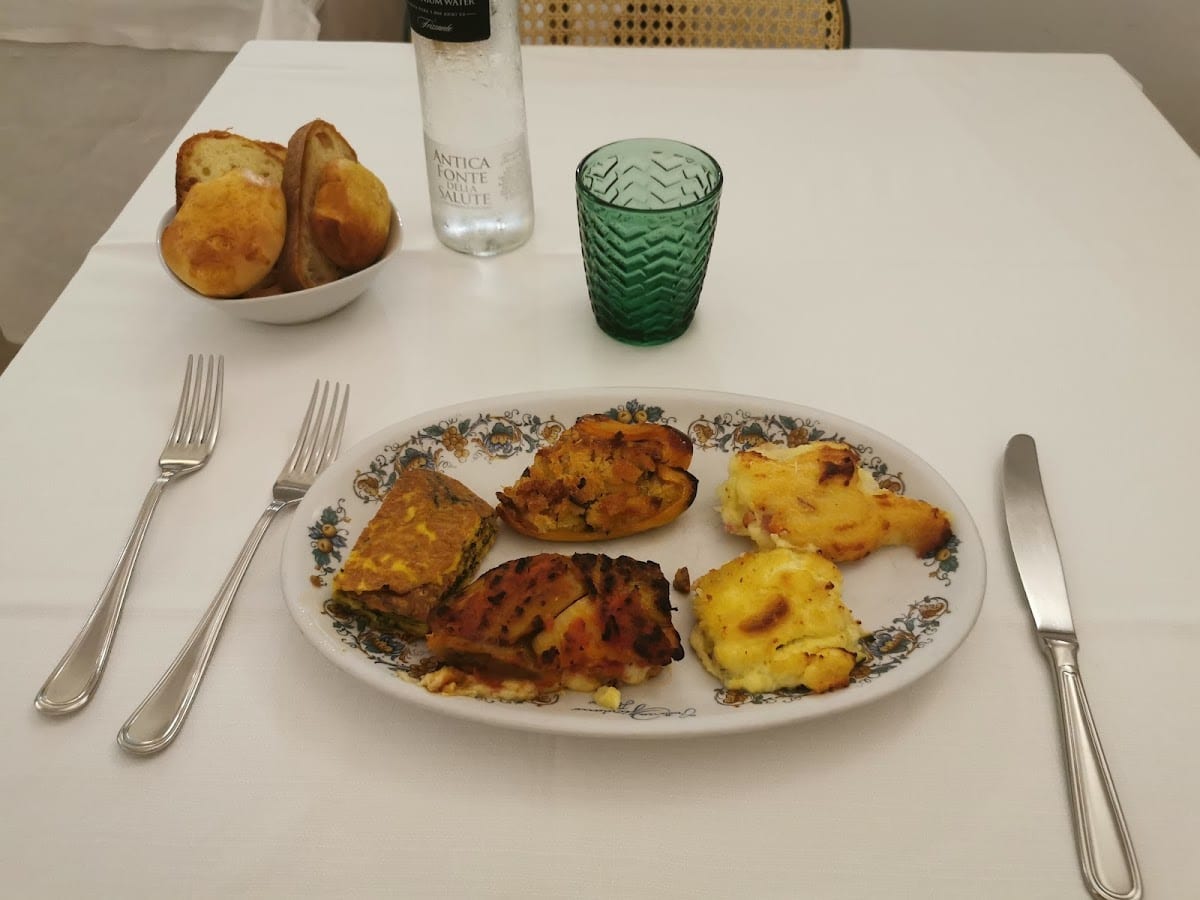 Assortimento di antipasti/contorni al forno