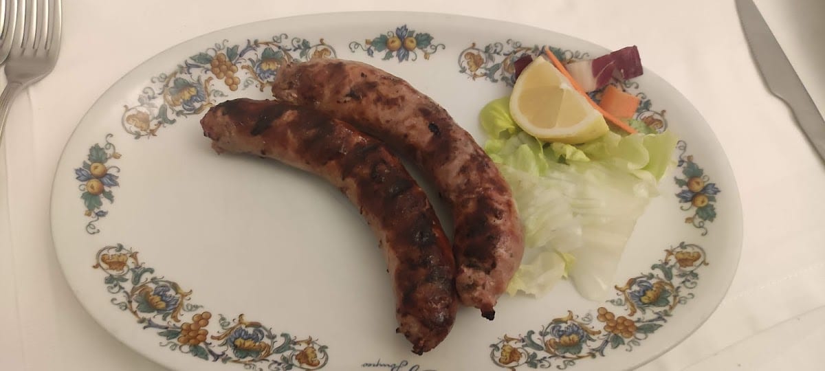 Salsiccia alla griglia con insalata